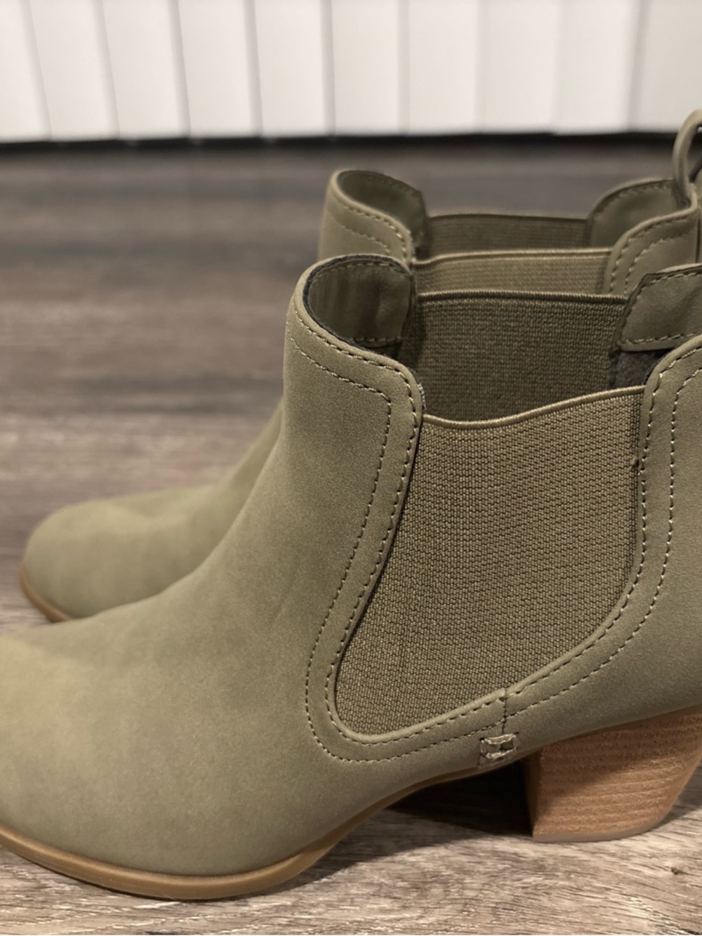 Dolce Vita Suede Chelsea Boots Olive Green Size 6.5 - Picture 4 of 6